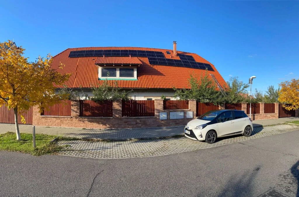 Realizace Velké Přílepy: hybridní fotovoltaika s baterií a wallboxem